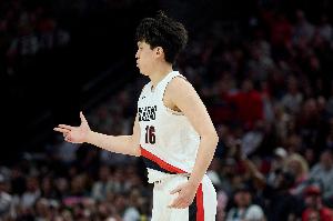 你来我往！媒体人：谁敢想到 有一天杨瀚森能和库里对飚三分