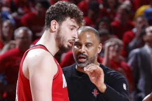 有亮点有不足！申京8中3得8分12板7助2断1帽 出现了6次失误