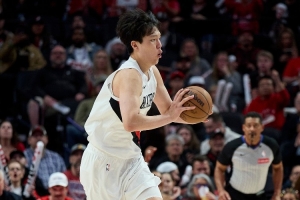 媒体人：杨瀚森进步了！库里拥有圆柱体了！哇欧😂！