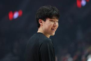 有进步！杨瀚森首秀4分4板6犯离场 再战勇士9分6板1助1帽仅1失误