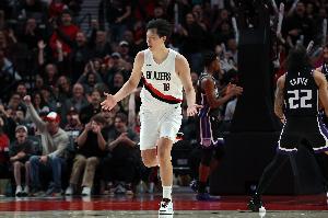 每场都有进步！杨瀚森半场4投2中得4分 6板创新高 1犯规&没有失误