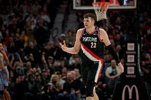 这么努力！克林根首节统治禁区 9分8板5前场板&还进了1个三分