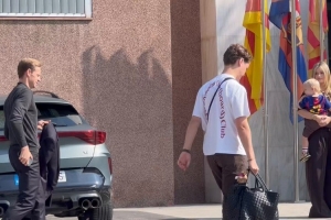 续约在即！德容抵达巴萨总部，准备正式签署新合同