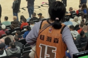 球迷穿小杨CBA球衣观战！队记：我已经看到十件杨瀚森的球衣了