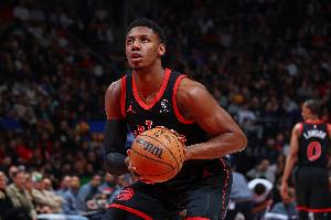 状态不错！巴雷特半场11中5&三分5中2拿到15分2板2助 正负值+15