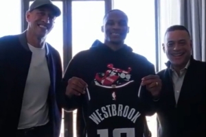 震惊！九届全明星威少“沦为”球童 在训练时负责给队友捡球😛