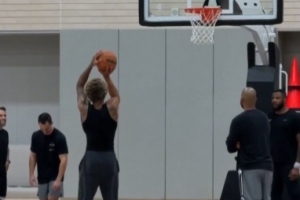 又改回来了？马刺队记晒出索汉训练时用双手罚球的照片