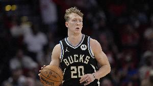 场均7.4分2.4板1.5助！雄鹿官方：与后卫AJ-格林达成多年续约协议