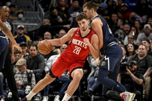 马龙：申京现在的角色很像约基奇 他是球队进攻的枢纽