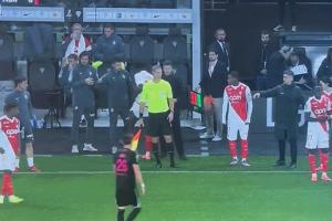 不给新帅面子😮法蒂被换后没握手直接下场，遭主帅“死亡凝视”