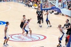 赫罗纳男篮14号防守赵睿频繁下小动作 周鹏挥拳直接将其击倒在地