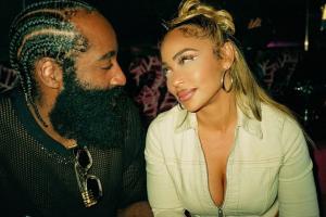 🍑哈登女友身份曝光：比登哥大一岁 即将给登哥送“爸辅”