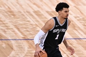 船记：好像有人指导文班亚马 让他少投外线&多去内线惩罚对手