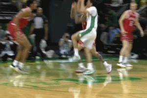 脑后长眼！林葳顶着两人防守 脑后no look pass妙传队友德米尔