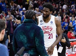 致敬登哥😂恩比德贡献25+7+5 但坐在板凳上看队友完成逆转！