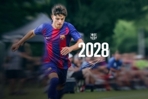 世体：小将埃斯帕特成为巴萨一线队训练常客，展现出色边后卫能力