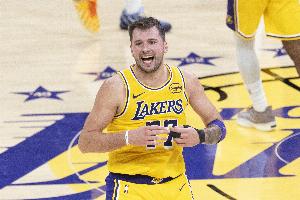 东契奇开季前三场场均45.3分历史第三 前两名都是张伯伦&场均50+