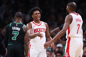 杜兰特：阿门为我们带来一切 他是全能球员 怎么定义他都可以