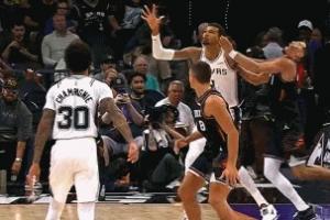 危险了！文班低位要位扬手打翻布克 被吹进攻犯规&本场第4次犯规