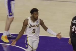 很像老詹啊😂！布朗尼被吹防守犯规 摊手表示不解~