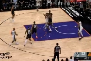 视野盲区！文班不看人妙传篮下 凯尔登-约翰逊拉杆反篮得分