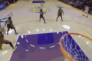 没亏！里夫斯三分命中&海斯进攻犯规 判定进球有效&犯规在后