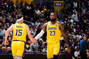 詹姆斯+布朗尼！里夫斯为一对父子都传过空接助攻 NBA历史首人