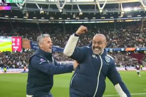 不容易！取得上任西汉姆联后首胜，努诺场边与教练组激动相拥