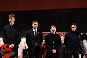 致敬若塔，阿隆索、赫伊森、阿诺德一行前往安菲尔德纪念碑前献花