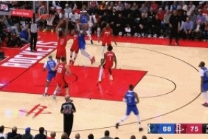 冲击力十足！PJ-华盛顿转身突到内线 对抗防守滞空高难度打中