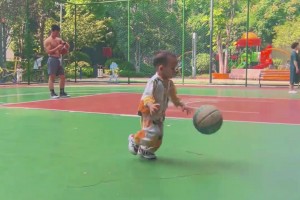 2岁小孩哥运球上篮，这一看就是没忘干净啊😱😱😱