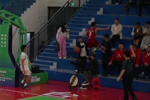 希望球员们离篮筐近一点，但离观众“远”一点😂注意刹车...