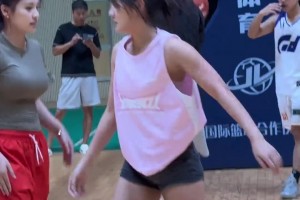 有一说一，灰衣服姑娘的三分球真的有点实力的😍😍😍