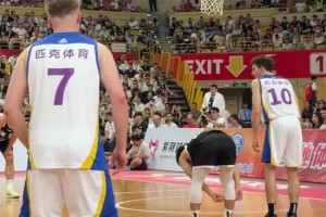 报告！这里有一个身高178的球员去打中锋了...