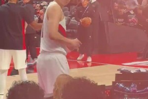 一对情侣到波特兰主场喊杨瀚森：加油！惊得小杨听到直点头🤣