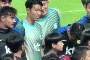 金玟哉：孙哥你看前面小孩头发好帅😤孙兴慜：小孩你真酷啊