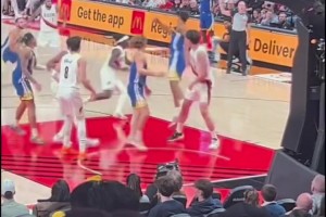 基本功！第四节杨瀚森体力严重下降，防守移动缓慢，但依旧没失位，防下了这球