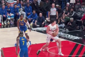 今日首球🤩杨瀚森错位背打顶开波杰！迎着库明加自投自抢补进！