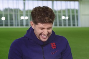 知名节目！斯通斯21年做客节目炸鸡店约会：尬聊天花板！