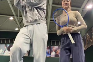 付豪跟妻子在网球场跳双人舞：接王教练下课