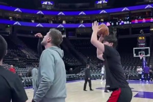 期待今天发挥！在斯普利特指导下，杨瀚森赛前热身猛练小抛投🤩