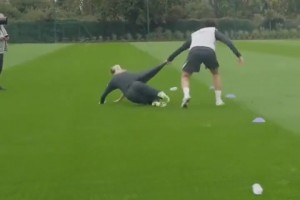 美颜一点也不怜香惜玉😂！训练赛撞飞女足队员，特里直呼黄牌