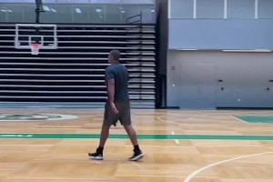 去你的篮球梦！女记者和凯尔特人球员打比赛，惨遭大帽！