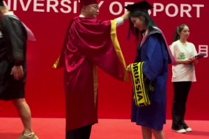 很给面子了！拜仁球迷的书记给多特球迷女孩拨穗🫠