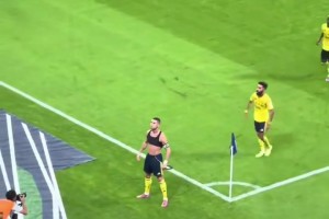 球迷实拍C罗世界波，球速极快，进球后十分激动！