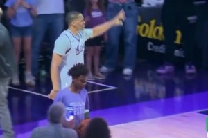 威少现身国王球迷日，心情看起来相当不错哦