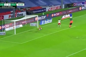 裁判化身后卫，上演极限解围😂！球员：裁判你买了吧