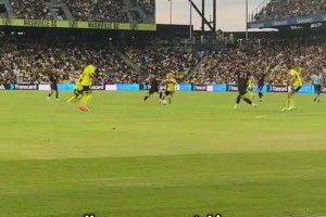 接化发！现场实拍梅西胸部停球精彩过人破门