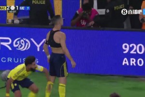 这球太帅了💥C罗晃开防守远射世界波，进球后激情脱衣庆祝！