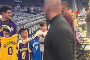 啊这！威少给小球迷签了雷霆和火箭球衣，略过了湖人球衣😳